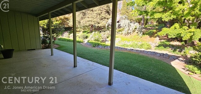 Building Photo - Single Family Home in NE Grants Pass with RV Parking