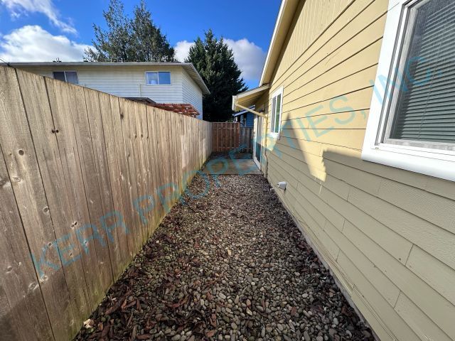 Building Photo - Charming 2-Bed Retreat on SE Steele St., Cozy Comfort in 794 Sq Ft!