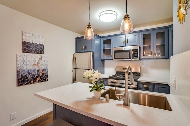 Building Photo - 3BD/2BA Apartment with Laundry In-Unit, Appliances, Tandem Parking & More!