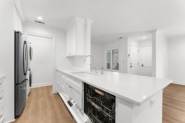 Building Photo - 1481 Center St Ext