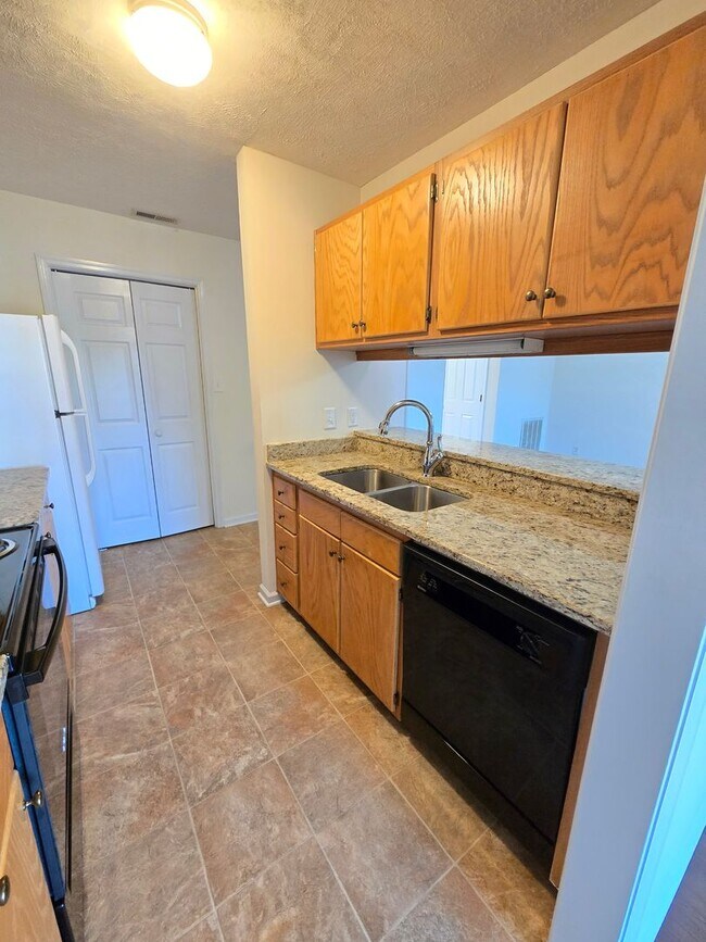 Building Photo - 3rd floor condo for rent