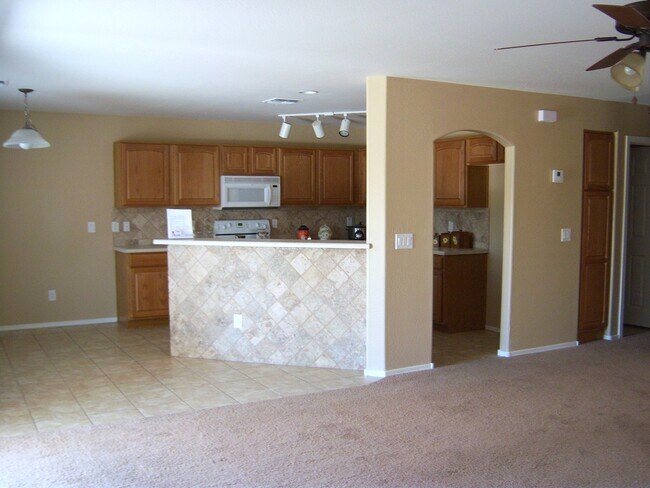 Building Photo - GREAT 4BEDROOM/3BATH HOME WITH ALL THAT YO...
