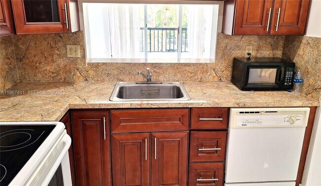 Building Photo - 10875 SW 112th Ave