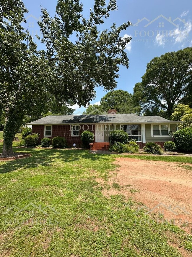 Building Photo - Live Steps Away from Anderson University –...
