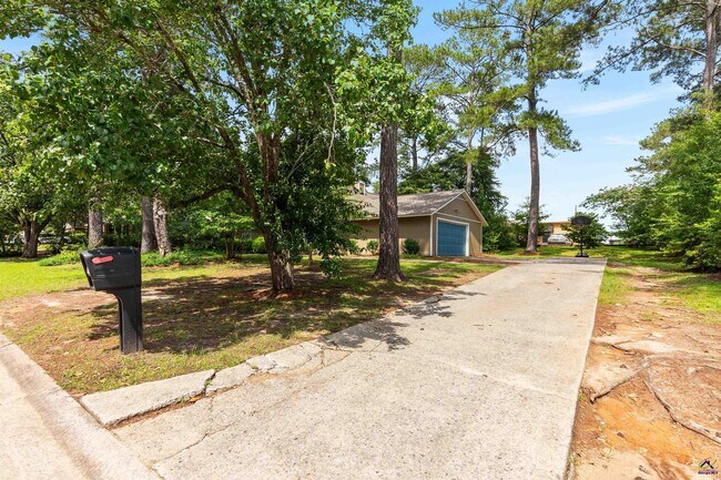 Building Photo - 1100 Kenwood Dr