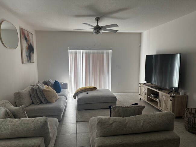 Building Photo - 1811 SE Sandia Dr