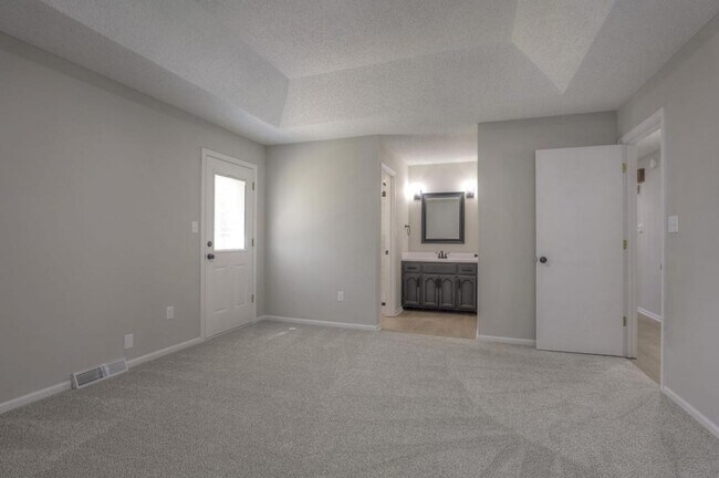 Building Photo - 1008 NW Roanoke Dr