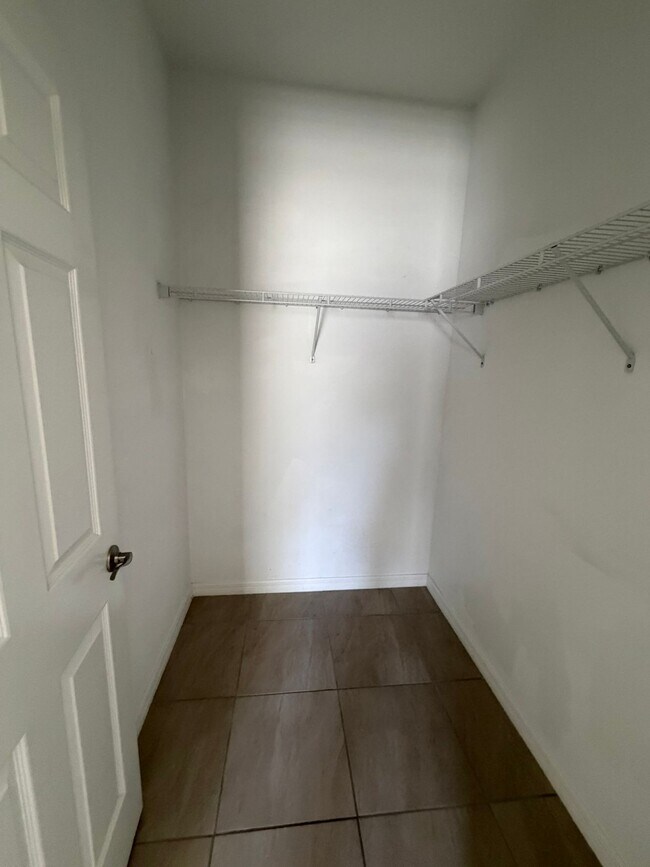 Building Photo - 523 NE 24th Ave