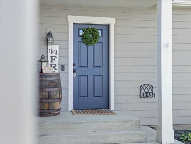 Building Photo - Beautiful home 5MILE/Big Yard & Garage (Furnished)