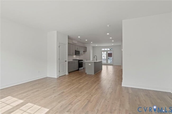 Building Photo - 13800 Village View Dr