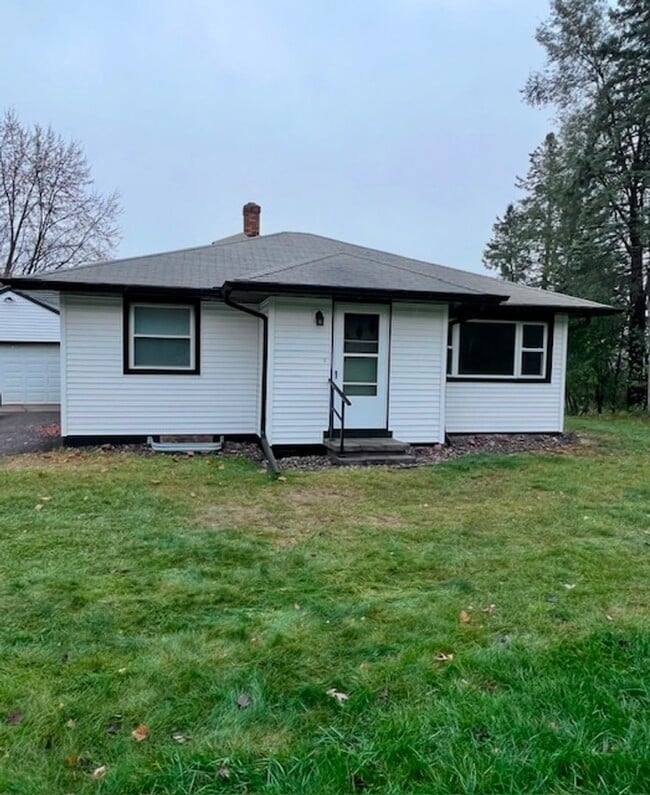 Building Photo - 3BR Single Family Home Available NOW on Eau Claire's Northside!