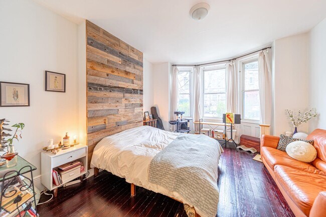 Building Photo - 935 Summit Ave
