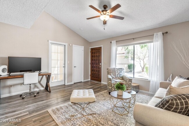 Building Photo - 719 E Lola Dr