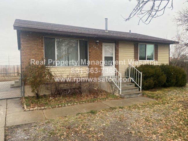 Primary Photo - Check Out This Newly updated 5 bed, 2 bath...