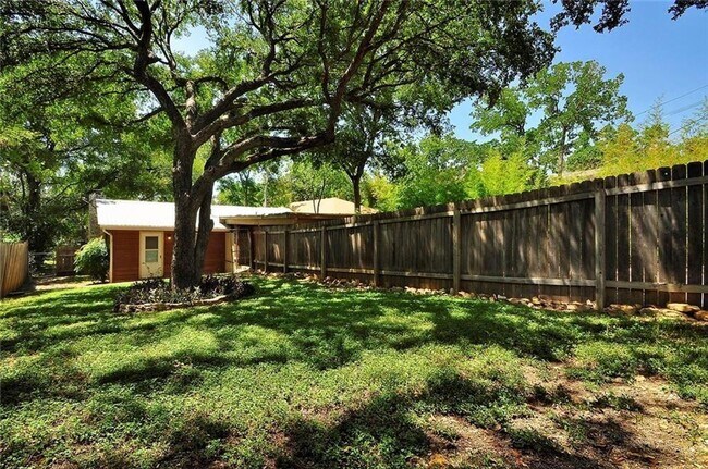 Building Photo - Fully updated 6 bed house!!! 1911 David!