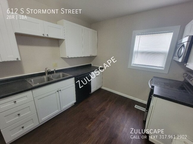 Building Photo - Half Off First Month Rent!….612 Stormont /...