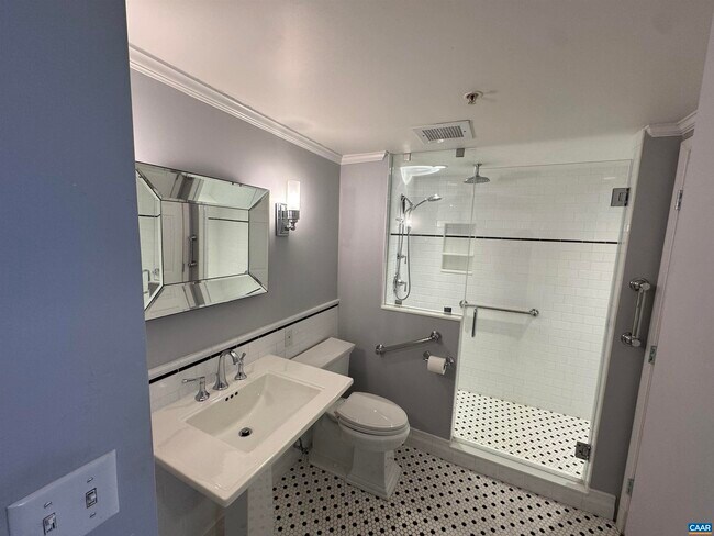 Building Photo - 500 Crestwood Dr