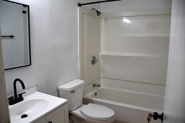 Building Photo - COMING SOON! 2 Bedroom House!!