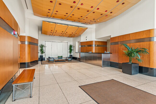 Building Photo - 512 N McClurg Ct