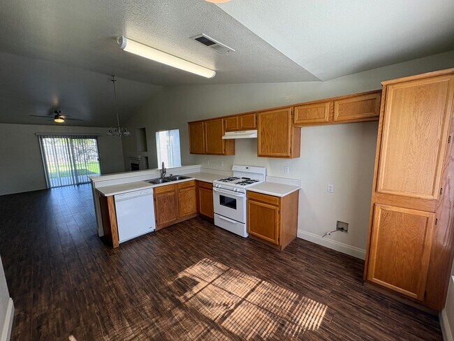 Building Photo - SE Visalia home Rent Ready!