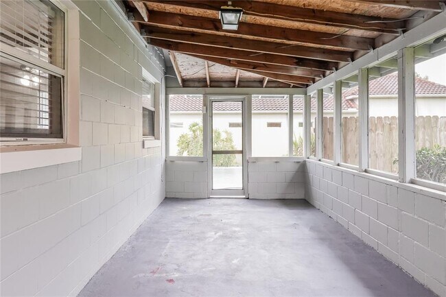 Building Photo - 1010 N Lavon Ave