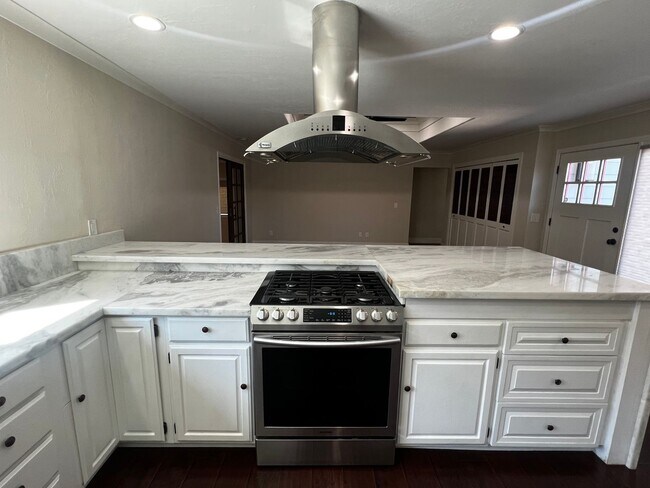 Building Photo - Remodeled Single Story 3 Bedroom/2 Bathroo...
