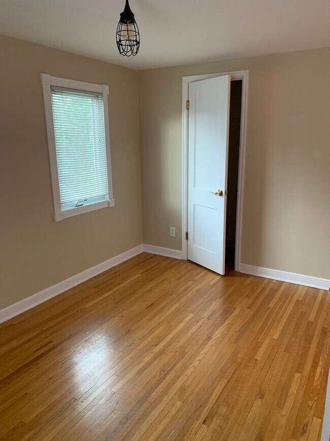 Building Photo - 842 7th Ave SW