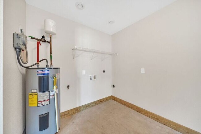 Building Photo - Hillrise Apartment 1 BR/1.5 Bath One Level with Attached Garage