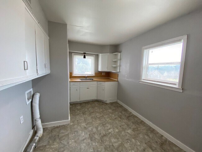 Building Photo - 4320 Bishop Hills Dr