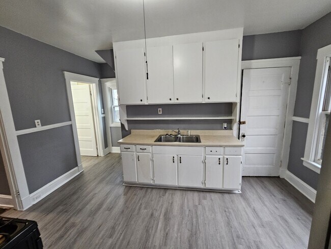 Building Photo - 3433 W 41st St