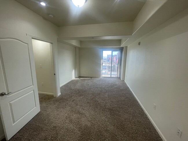 Building Photo - 2 Bedroom Condo in Riverwalk Tower!