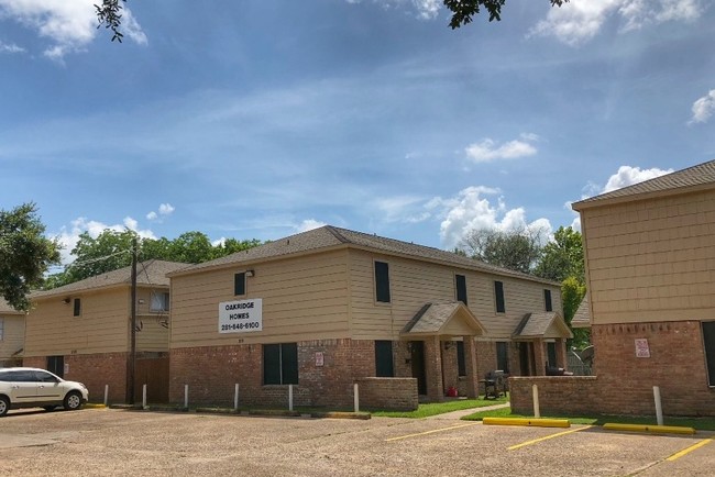 Primary Photo - Oakridge Townhomes