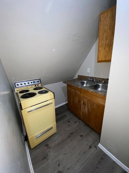 Building Photo - 1655 N Van Buren St