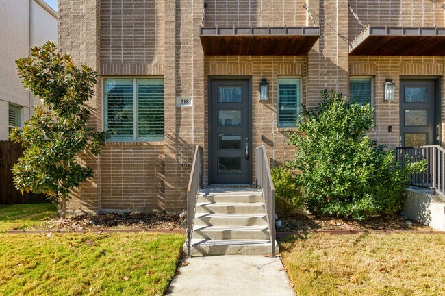 Building Photo - GORGEOUS 3 BEDROOM TOWNHOUSE LOCATED IN FORT WORTH!