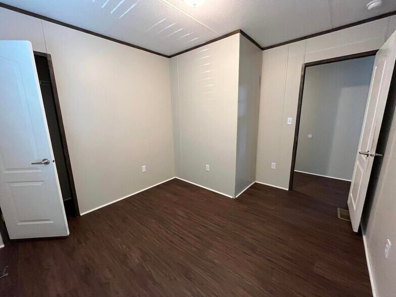 Building Photo - 106 E Semands St