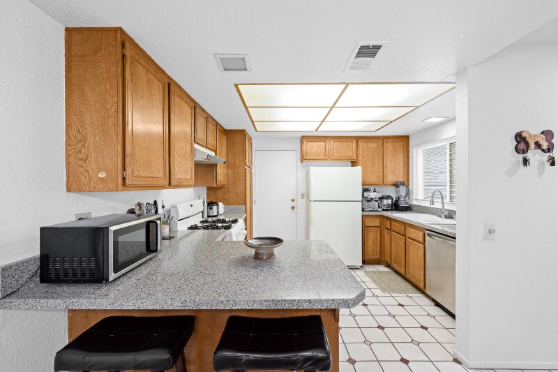 Building Photo - 12168 Mt Vernon Ave