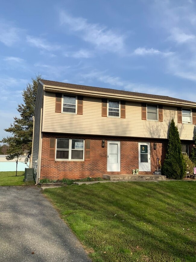 Building Photo - 413 S Plum St