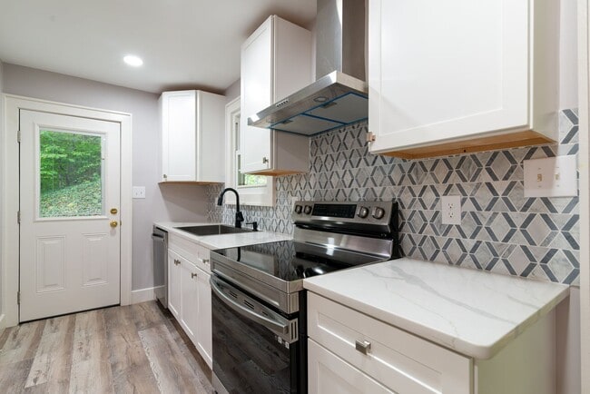 Building Photo - 3 Bedroom 2 Bath beautiful newly remodeled...