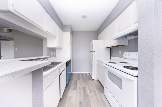 Building Photo - 13480 S Thorntree Dr