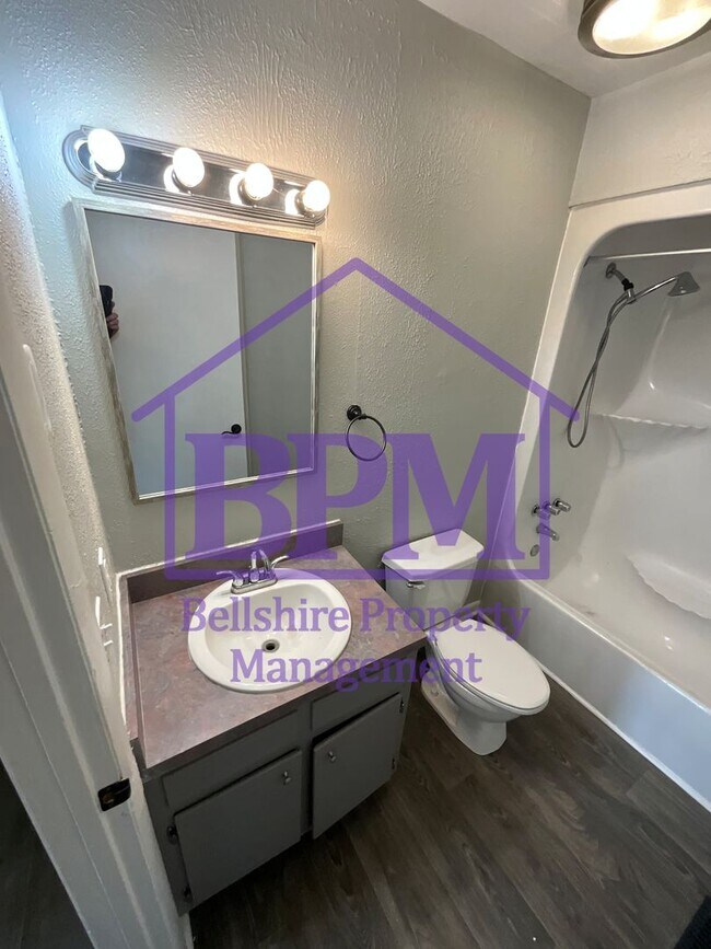 Building Photo - Freshly Updated 3 Bed, 1.5 Bath Home in Cl...