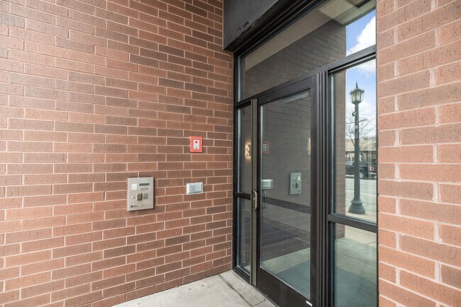 Building Photo - Modern 1-Bed 1.5-Bath + Den Condo in Minne...