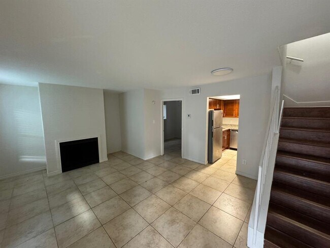 Building Photo - 728 Memorial Mews St
