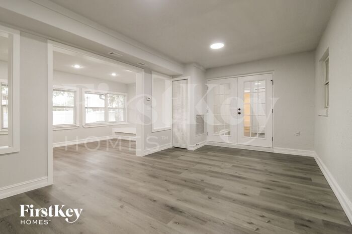 Building Photo - 980 Sylvia Dr