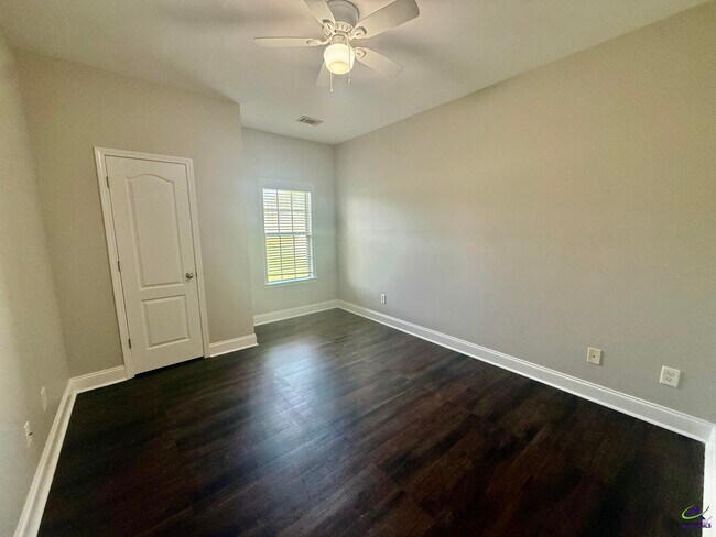 Building Photo - 634 Post Oak Way