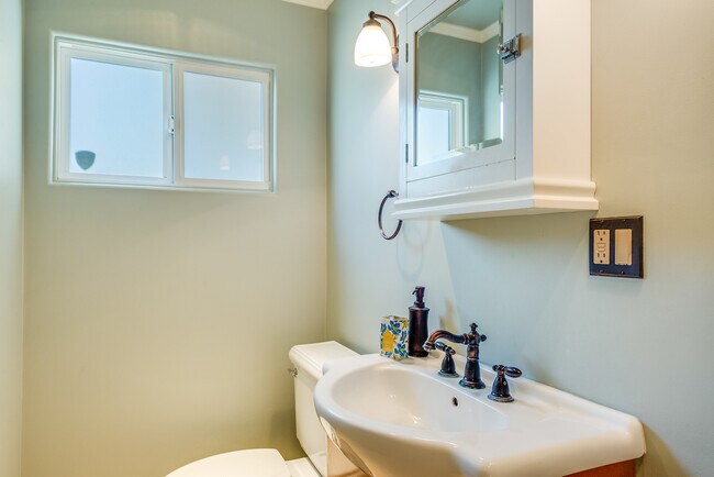 Building Photo - 2006 Manhattan Beach Blvd