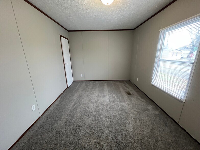 Building Photo - 133 Burch St