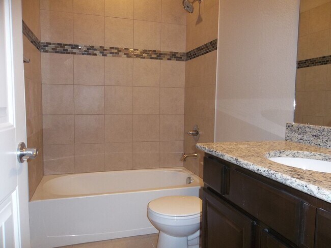 Building Photo - Chic Modern Townhouse in Berthoud – Your Dream Home Awaits!