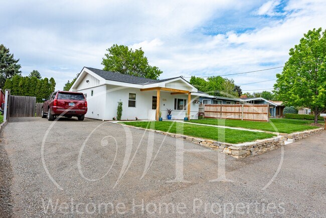 Building Photo - Country Living in Gorgeous 2 Bedroom Home Near Town