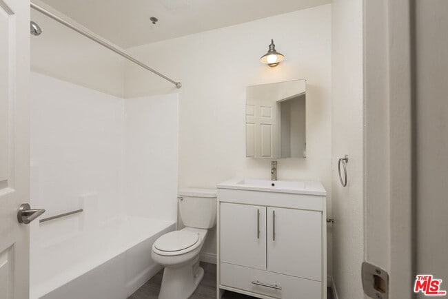 Building Photo - 13801 Oxnard St