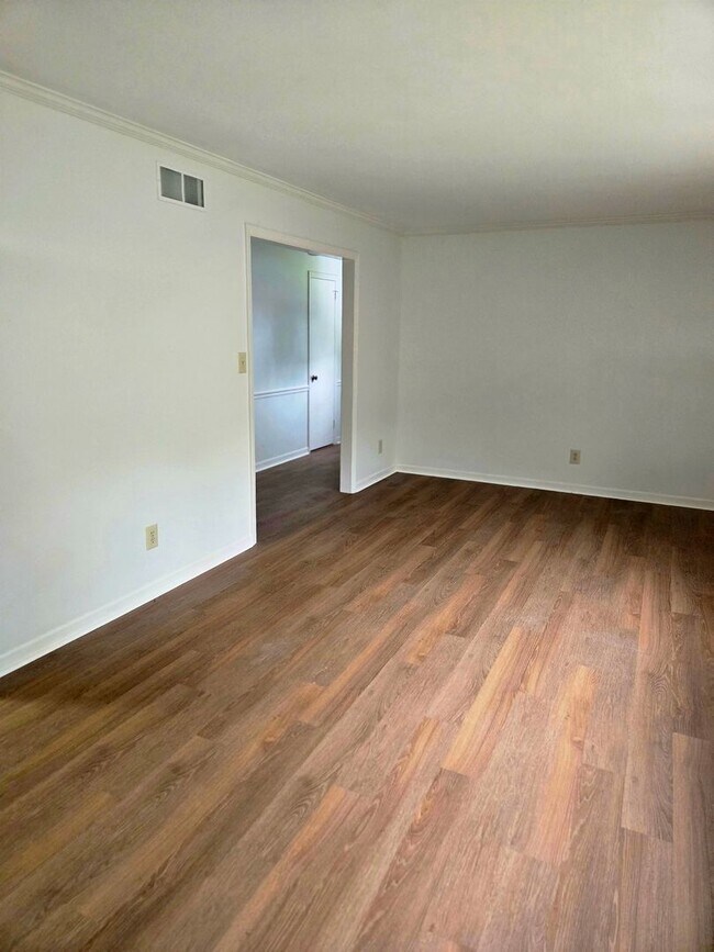 Building Photo - Lindley Park Rental!